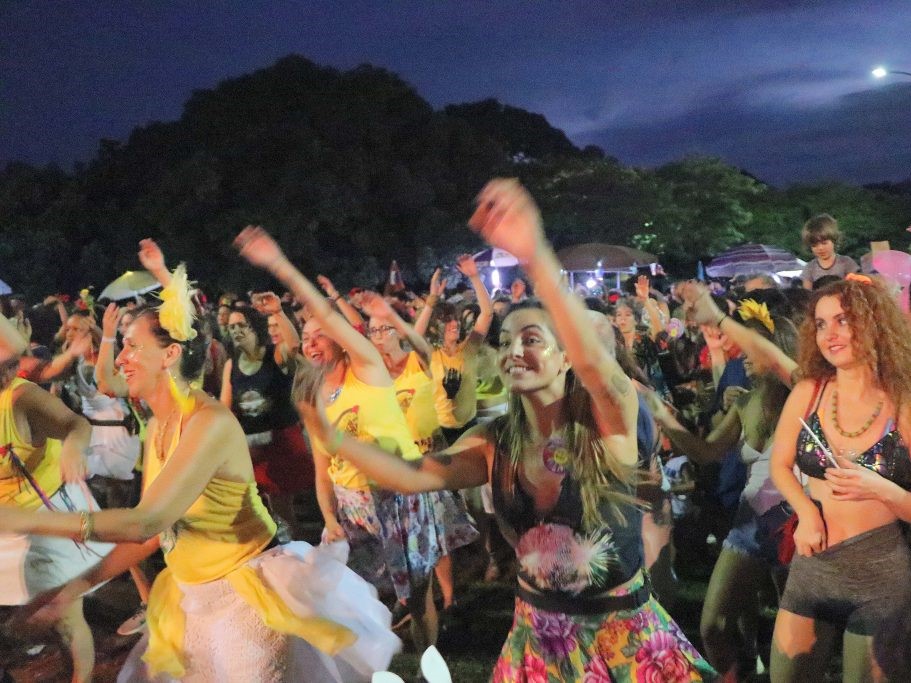 100 mil foliões brincam o Carnaval nos blocos de Campinas