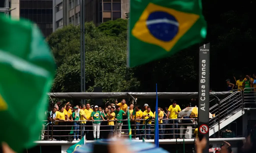 Ato reúne apoiadores de Bolsonaro na avenida Paulista