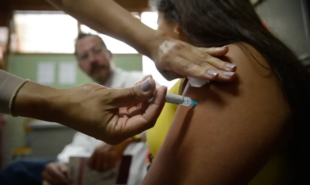Saúde Brasil passa a adotar esquema de dose única contra o HPV