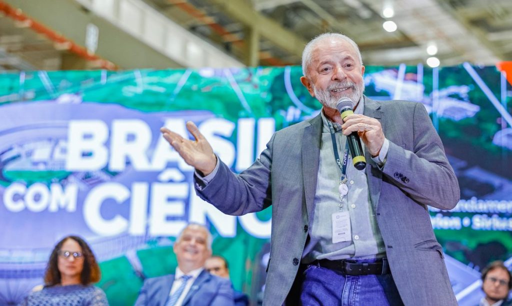 Presidente Lula critica governos anteriores por obras paralisadas