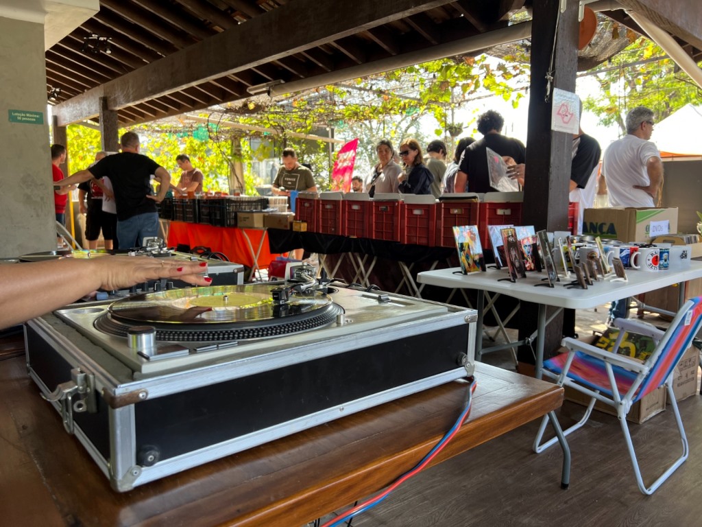 Feira de discos tem 10 horas de discotecagem 100% vinil, brechó e artesanato